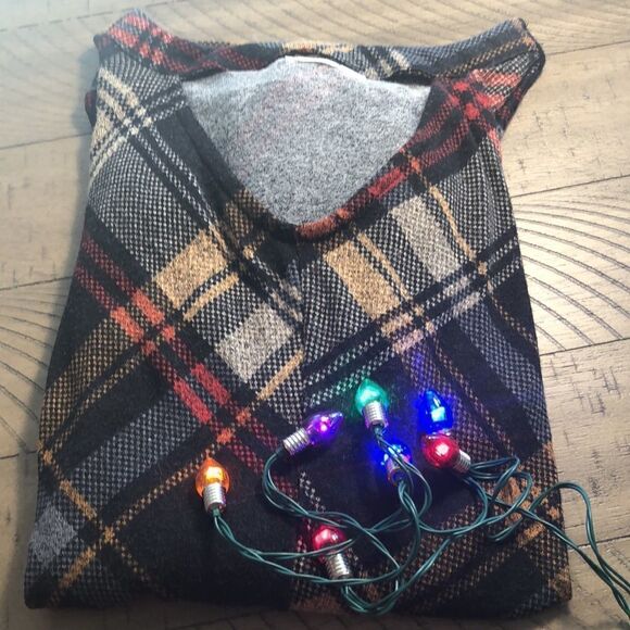 Be Plaid in this Burberry look 👀 without the price! 24/7 Cutout Tied Shirt. XS - Picture 10 of 10